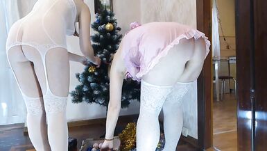 Versaute MILF und ihr Teenie-Date reiten abwechselnd den Weihnachtsbaum und teilen sich eine heiße Ladung vor der Kamera! - 3 image