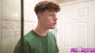 Belle-mère rejoint Sydney Paige, Kaby Snow and Ethan Seeks pour un plan à trois avec des bites qui parlent