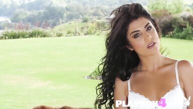 阿里·罗斯 (Ali Rose) 和艾丽·乔治亚 (Elle Georgia) 在热辣的独奏动作中炫耀她们天然的巨乳和成熟的身体