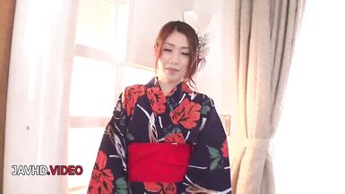Kaori Maeda, la beauté japonaise, fait deux pipes torrides à deux beaux mecs dans une action japonaise chaude - 1 image