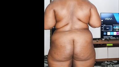 O corpão curvilioso e a bunda perfeita da Mara Exotic escancarados em solo quente