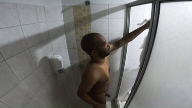 纹身拉丁荡妇塔蒂亚娜第一次洗澡并通过性交达到高潮 - Jhodez1