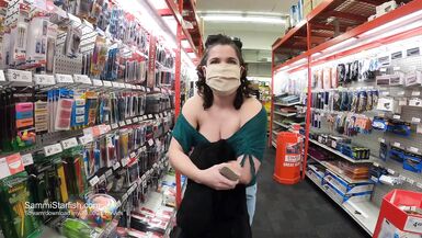 La madrastra Sammi Starfish muestra sus enormes tetas en público - Taboo Shopping - 2 image