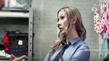 Sydney Paige esita prima di prendere il cazzo di Jason in ufficio.