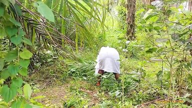 Belle-mère BBW mature et douce dominatrice baise son beau-fils rondouillard en pleine nature