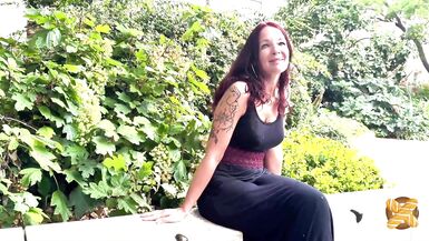 Regarde les gros seins de Luciolle qui rebondissent pendant qu’elle se fait défoncer le cul par la grosse queue de Tony !