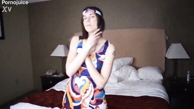 Anna Cummings, la MILF chaude, s’amuse avec son beau-fils