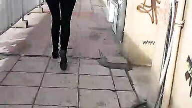 Mate cette MILF serrée qui se balade en pantalon !
