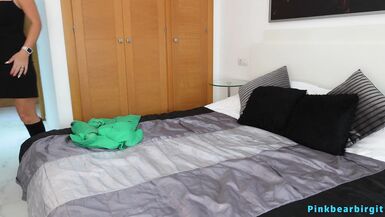 Le Satisfyer, c’est le jeu de cette MILF chaude qui s’est perdue en club