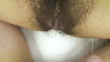 MILF japonaise poilue reçoit une creampie bien sale