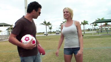 Brianna Beach se fait bourrer la chatte serrée par la jeune queue de Levi Cash dans le parc - 4 image