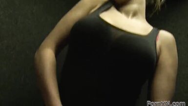 Regarde Paige Turnah and Anna Joy se faire fistfucker la chatte juteuse et gicler pendant un massage chaud