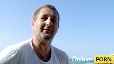 Regarde la MILF blonde sexy Debora X se faire démonter sur la plage par la grosse bite de Terry Kemaco