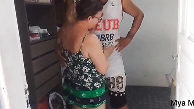 Maya Milf se fait tremper les seins parfaits dans une livraison d’eau chaude et torride