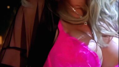 Vicky Vette and Tristan Seagal deepthroaten und ficken abwechselnd in sexy Dessous