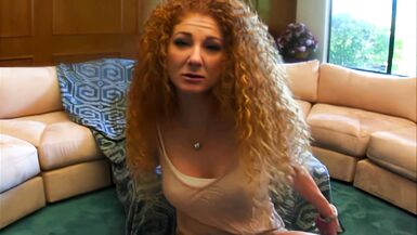 Annie Body ve Joachim Kessef, iç çamaşırı ve çoraplı kızıl saçlı bir MILF ile vahşi köpek stili eyleminde