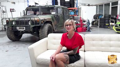 Regarde Didine, la MILF blonde à gros seins, se faire bourrer la chatte et les seins par deux étalons bien montés dans un plan à trois torride