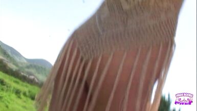 Brett Rockman, Daisy Marie y John West se masturban, chupan y montan una verga grande al aire libre