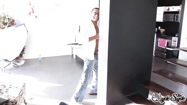 Sara Jay stöhnt laut, während Ramon ihre Pussy im Doggystyle fickt