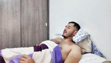 Sieh zu, wie die vollbusige MILF ihren Mann mit seinem harten Schwanz verwöhnt, während er auf dem Handy schaut - 1 image