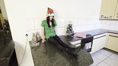 Petitemia flaunts her skinny MILF body & smoking fetish in hot homemade video