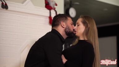 Çarpıcı bir İskandinav MILF olan Kinuski, erkeğiyle anal sekse can atıyor
