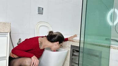 Lettywild si fa scopare il culo e la figa con un dildo duro in un bagno selvaggio.