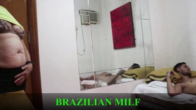 Mya Milf si fa leccare il culo stretto da un giovane mentre paga laffitto.