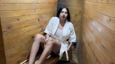 MelanyLatina, a MILF latina peituda, seduz MILF tarado por sauna pra sexo quente na sauna - 2 image