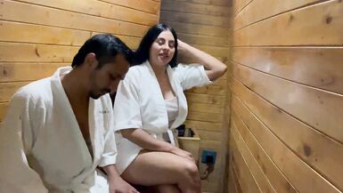 MelanyLatina, a MILF latina peituda, seduz MILF tarado por sauna pra sexo quente na sauna - 3 image