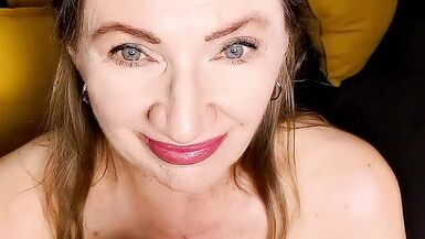 Guarda Pink Pussy sui tacchi che ti invita a fare la parte di una giovane.