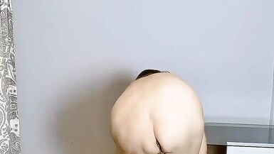 Regarde Pink Pussy en talons t’invite à jouer le rôle d’un jeune