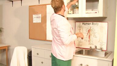 La sexy MILF Brooke Haven en lingerie résille and bas se fait défoncer la chatte rasée par Barrett Blade