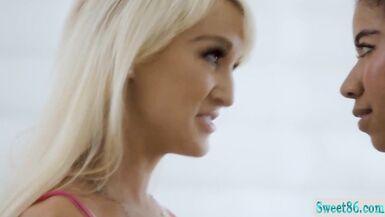 Bree Brooks ve Ameena Green bebek bakıcılarının yüzüne otururken birbirlerinin büyük göğüslerini ve sıkı göt deliklerini parmaklıyorlar