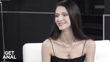 当迈克·查普曼用他巨大的黑色鸡巴操弄她的大屁股时，莉娜·阿里安高兴地呻吟着