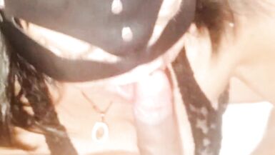 Las tetas enormes de Biggloryxxx rebotan mientras le hace una mamada profunda a su vecino