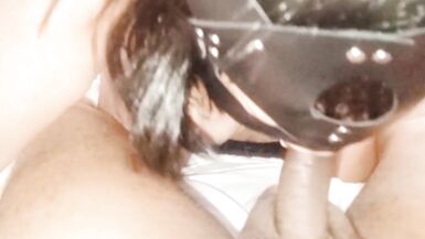 Les gros seins de Biggloryxxx rebondissent pendant qu’elle fait une gorge profonde bien baveuse à son voisin