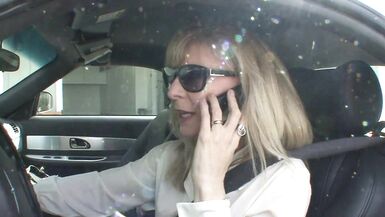 La matrigna Nina Hartley e il figliastro Danny Wylde a caccia di giovani cazzi duri in lingerie e occhiali. - 1 image