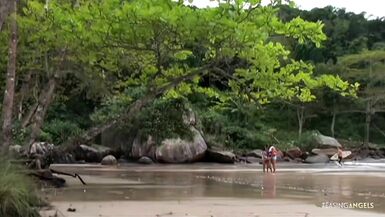 La brune milf Shellb se fait démonter le cul serré par la grosse bite de Pitt Garcia à la plage