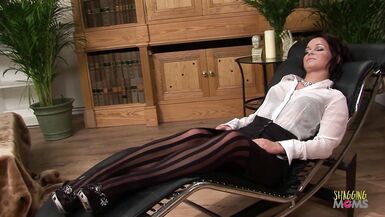 Jeny Baby's lingerie-clad pussy gets devoured after therapy session