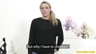 Regarde Brittany Bardot se déshabiller et dévoiler son corps de MILF sexy devant la caméra - Fake Agent