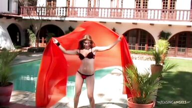 La milf bionda Ellen vuole un grande cazzo nero nella figa rasata e se lo prende tutto.