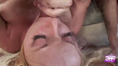 Sophie Dee VNA 和 Lexi Love 在一次饥渴的狂欢中获得了她们的大奶子和紧致的洞