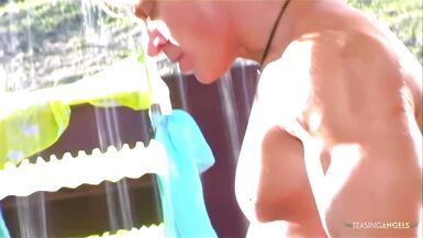 Les seins naturels de Monica Sweetheart rebondissent pendant qu’elle séduit une grosse bite avec sa chatte serrée