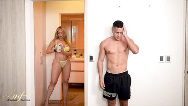 Belle-mère Monique Fuentes partage un secret avec son beau-fils Maxx Betancur - Baise brute en levrette avec une MILF blonde