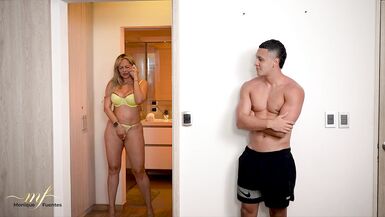 La madrastra Monique Fuentes comparte su secreto con su hijastro Maxx Betancur - Acción perrito sin censura con MILF rubia - 4 image