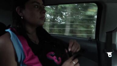 MelanyLatina paga l’Uber con la sua figa stretta e la sua gola profonda.