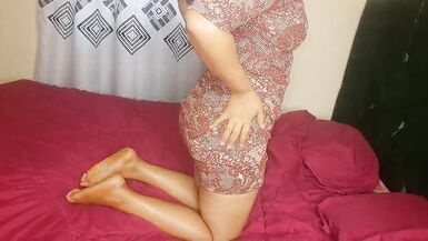 Lika, azgın MILF anne, parmaklarıyla mükemmel amını zevkle karşılıyor