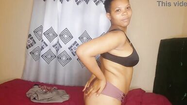 Lika, la MILF chaude, se fait plaisir avec ses doigts sur sa chatte parfaite