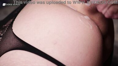 Mira el primer plano de la concha de la milf caliente siendo follada por detrás y bañada en semen
